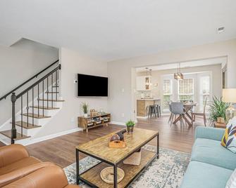 Stylish Oasis in the heart of Ballantyne Charlotte, Newly remodeled - Pineville - Living room