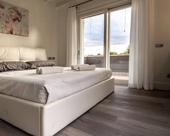 Villa Sirmione Front Lake - Sirmione - Bedroom