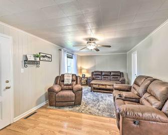Family-Friendly Sanctuary Bbq, Patio And Yard - Oak Hill - Living room