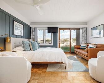 Glen Arbor Riverfront Retreat: Steps to Beach! - Glen Arbor - Habitación