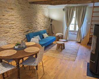 La Saugeraie - Renovated cottage for 2 in historic village - Burnand - Comedor