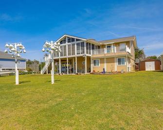 Sneads Ferry Vacation Rental Studio With - Sneads Ferry - Building