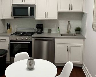 Modern 2BR with Reliable Wi-Fi - Roscoe 30 - Chicago - Kitchen