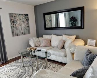 Delightful Townhome - Central Raleigh Location - راليغ - غرفة معيشة