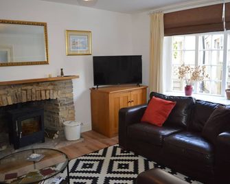 Bright, spacious Lodge House in rural location close to the beach and amenities. - Torquay - Living room