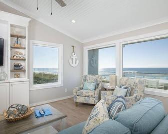 The Hanner 4 Bedroom Home by RedAwning - Pine Knoll Shores - Living room