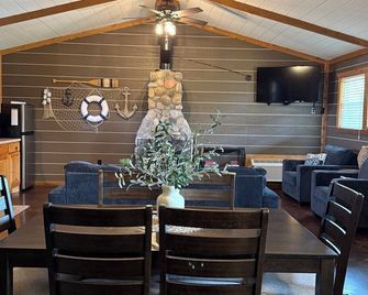 Captains Cottage w/cozy wood burning fireplace - Afton - Dining room