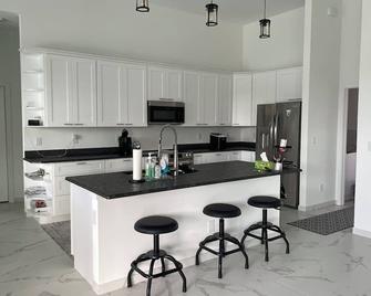 Vacation home Daisy with pool and 4 bedrooms in a relaxing location Lehigh Acres - LaBelle - LaBelle - Keuken