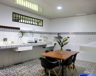 Asha Hostel - לה פורטונה - מטבח