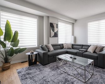 Spacious 3-bedroom 5 bed townhome in Quiet Brampton Location All Amenities Inc. - Brampton - Living room