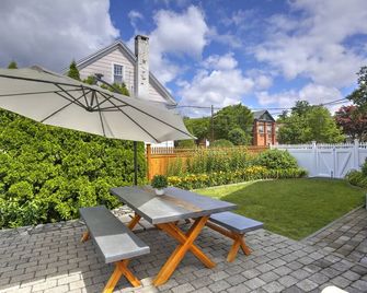 Fairfield Historic Street. Private Heated Pool. Walk to Town Restaurants & Beach - Fairfield - Terasa