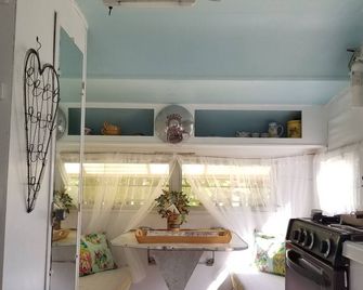Perth, Boho Vintage Caravan for a quiet retreat, romantic or BFF getaway - Perth