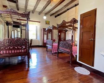 Villa Angela Heritage House - Vigan City - Bedroom