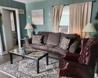 Cozy 2 Bedrooms Home- convenient location. - Cedar Rapids - Living room