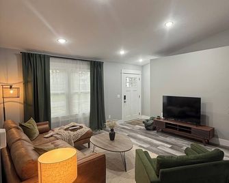 Norton Shores Retreat: Stylish Comfort in the Heart of the City - Norton Shores - Sala de estar
