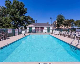 Days Inn by Wyndham Simpsonville - Simpsonville - Pool