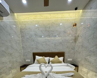 Hotel Elliott Inn - Mumbai - Bedroom