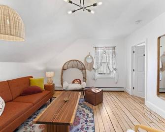 9-Bedrooms Modern & Stylish Stay for Big Grps! - Providence - Living room