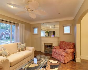 8 Mi to Ford Field: Detroit Getaway w/ Fireplace! - Detroit - Wohnzimmer