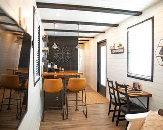 New Moonlight Ridge-Shipping Container Home - Alpine - Bar