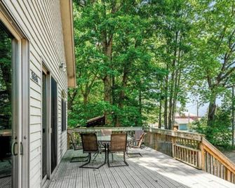 New Listing! Sleeps 15+. Spacious Cottage close to Silver Lake - Mears - Balcony