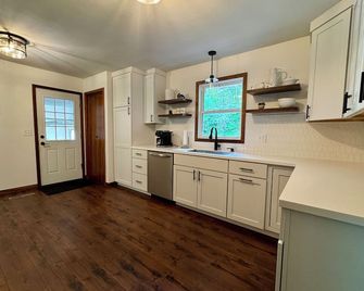 Dockside Retreat on the Canal on Lake Bemidji- 4BR, 3BA-Hot Tub-Fireplace! - Bemidji - Kitchen