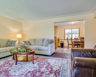 10 Mi to Downtown: Group Getaway in Minneapolis - Minneapolis - Olohuone