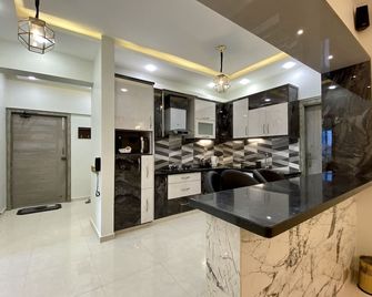 ZAHA Vacation Home 3 - Elegant & Spacious 2 br family apt, Shahrah e Faisal - Karachi - Kitchen