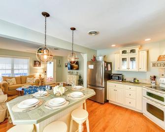 2 Mi to Boardwalk Home with Deck in Bethany Beach! - Bethany Beach - Dining room