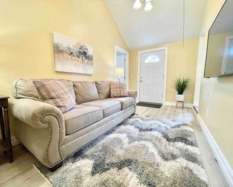 4 bedrooms & 3 bathrooms | Entire Home For Families - Buffalo - Salon