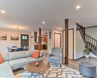 Hot Tub Secluded Fire Pit Hammock - Stroudsburg - Living room