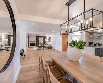 #Marbella Lane - Cozy Modern Home with Relaxing Design & Pool - Fullerton - Dining room