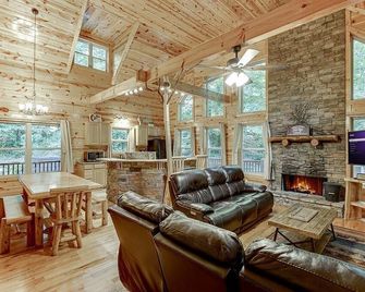 Amazing 4 Bed Family Cabin w Game Room - Cleveland - Sala de estar