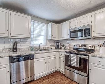Kansas City Rim: 3bd/1ba house - Raytown - Kitchen