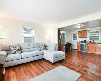 Entire lovely & private first floor unit - Bridgeport - Living room