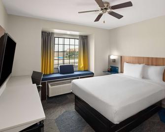 Microtel Inn & Suites by Wyndham Buda Austin South - Buda - Bedroom