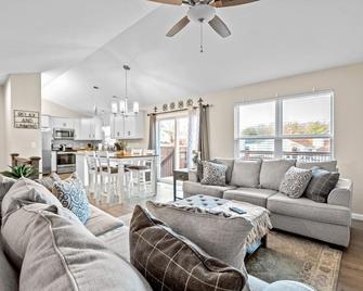 Homestead Retreat: O'Fallon Getaway - O'Fallon - Living room