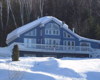 Beautiful view, hot tub, park, hiking , biking, privacy, pet friendly - Sainte-Adèle - Bâtiment