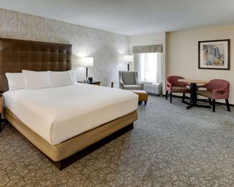 Drury Inn & Suites Birmingham Lakeshore Drive - Birmingham - Bedroom