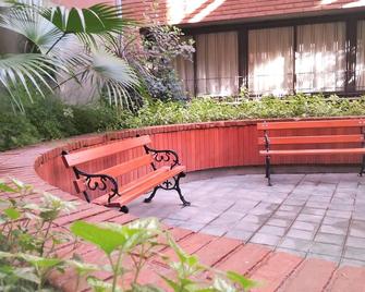 Premium Mendoza Apart Hotel - Mendoza - Patio