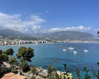 Seasonal rental 2 rooms Menton. 50 meters from the beaches - Menton - Beach