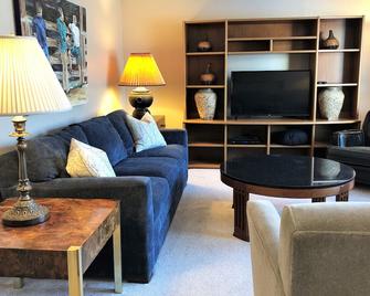 Downtown Anchorage Three Bedroom Furnished Apartment - Ανκορέιτζ - Σαλόνι