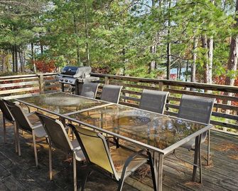 Cozy 4-bedroom cabin steps from Voyageurs National Park and Snowmobile Trails! - International Falls - Pátio