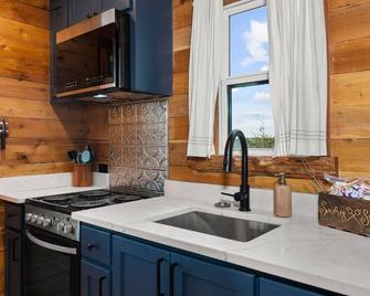 The Hendo - Cabin #2- Intimate Family Getaway - Henderson
