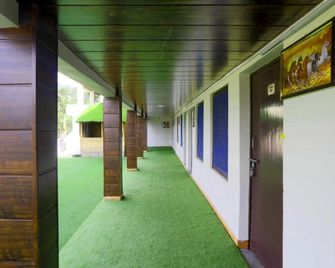Hotel Kausani Retreat - Kausani - Flur