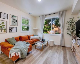 Chic 3br King Bed+work-Friendly+ Firepit - Chicago - Living room