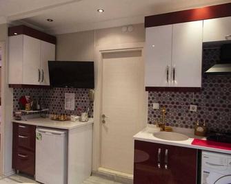 Sirinyer Elite Residence Apart Hotel - Buca - Cocina
