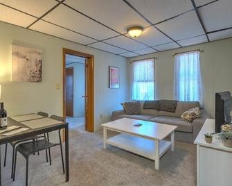 Downtown Hershey One Bedroom Efficiency - Hershey - Living room