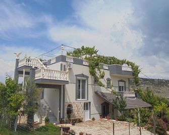 Vila Viktori - Ksamil - Bygning