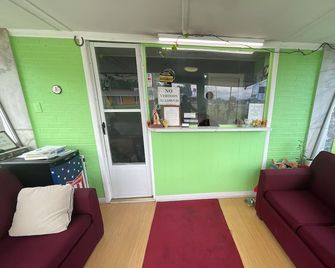 Lamplighter Inn - Childersburg - Front desk